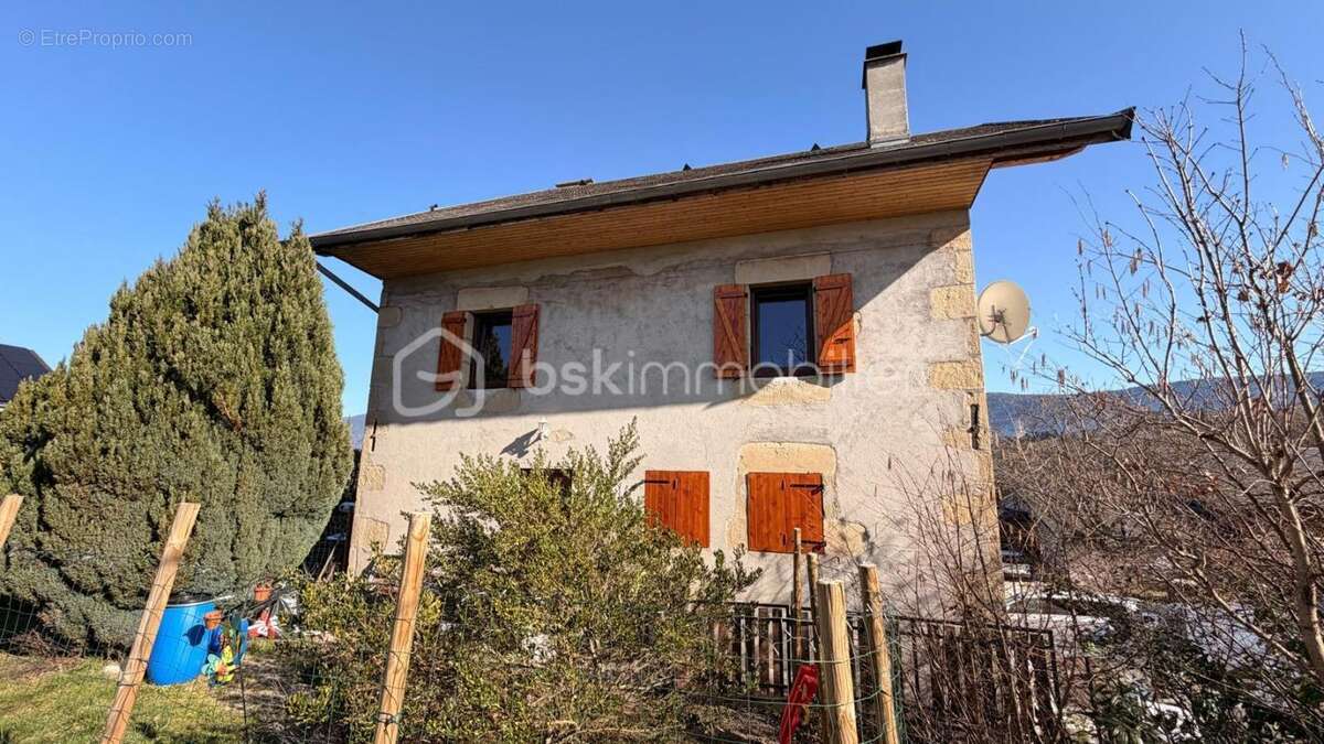 À Vendre – Maison ancienne 117 m² avec sous-sol complet – Terrain 1 000 m² – Vue montagne – Sans vis-à-vis - photo 2