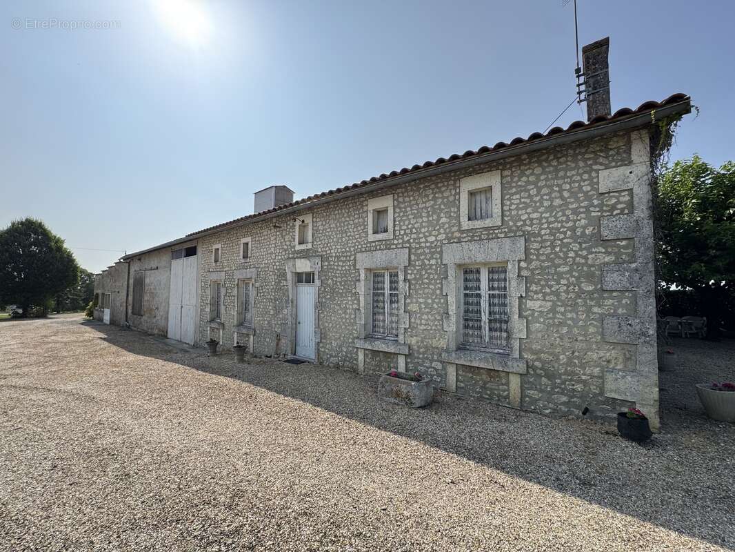 Maison 249 m² à Berneuil  - photo 8