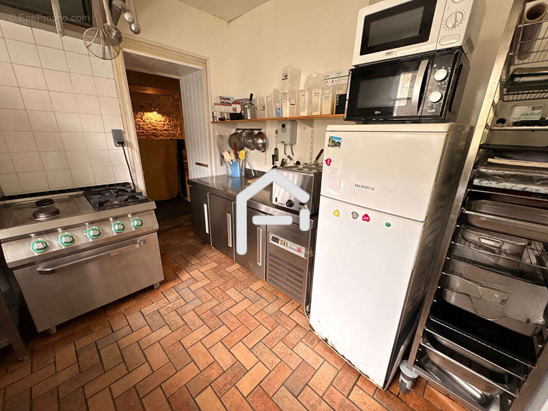 Commerce à SAINT-CYR-EN-TALMONDAIS