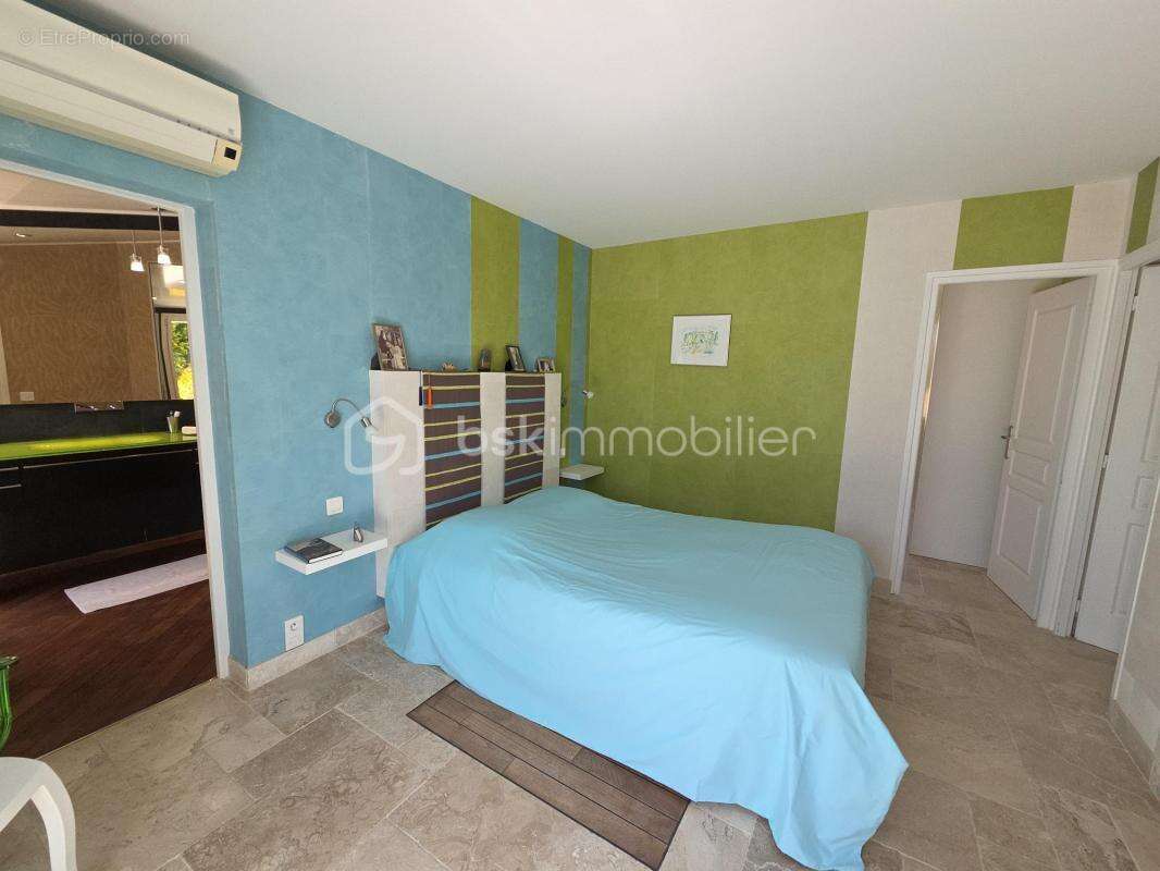 FRONTIGNAN – Élégante villa familiale de 195 m² de type 8 avec piscine, prestations haut de gamme et jardin paysager - photo 12