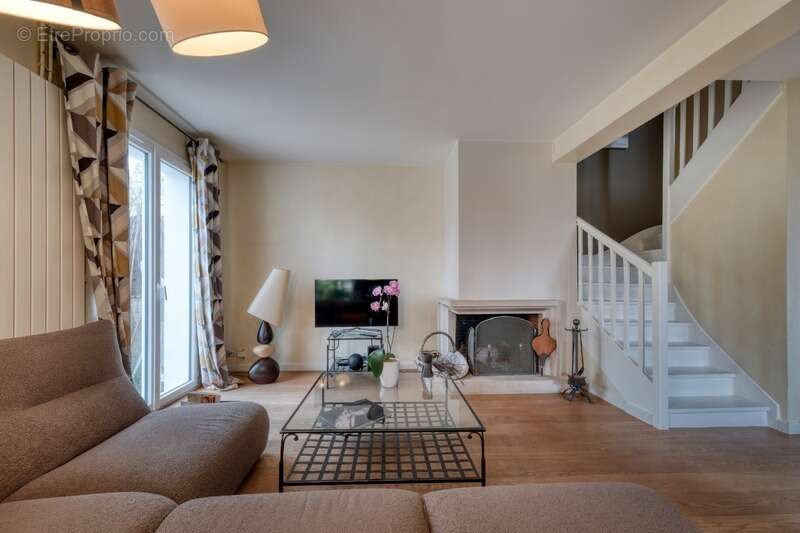 Maison à VOISINS-LE-BRETONNEUX