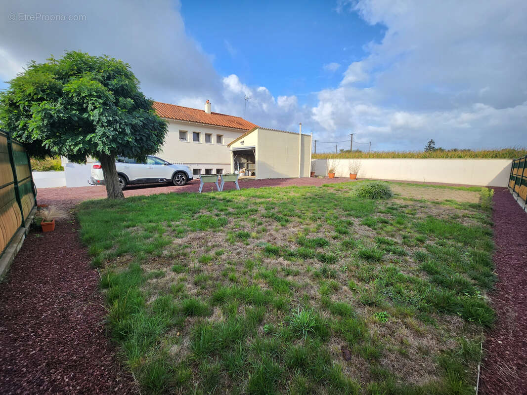 Maison à LES MAGNILS-REIGNIERS