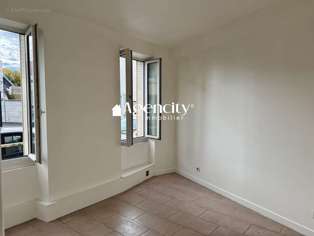 Chambre - Appartement à PONTAULT-COMBAULT