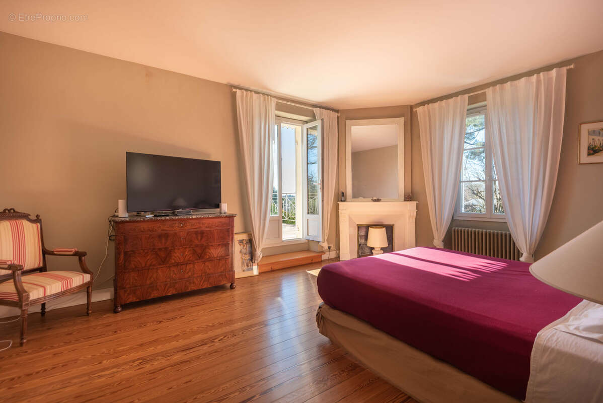 Demeure en pierre - 310 m2 - 5 ch - maison d'amis de 50 m2 - parc de 2386 m2 - photo 11