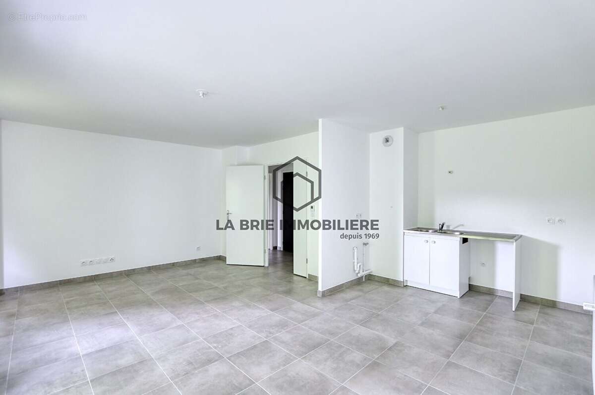 Appartement 80 m² à Emerainville  - photo 2