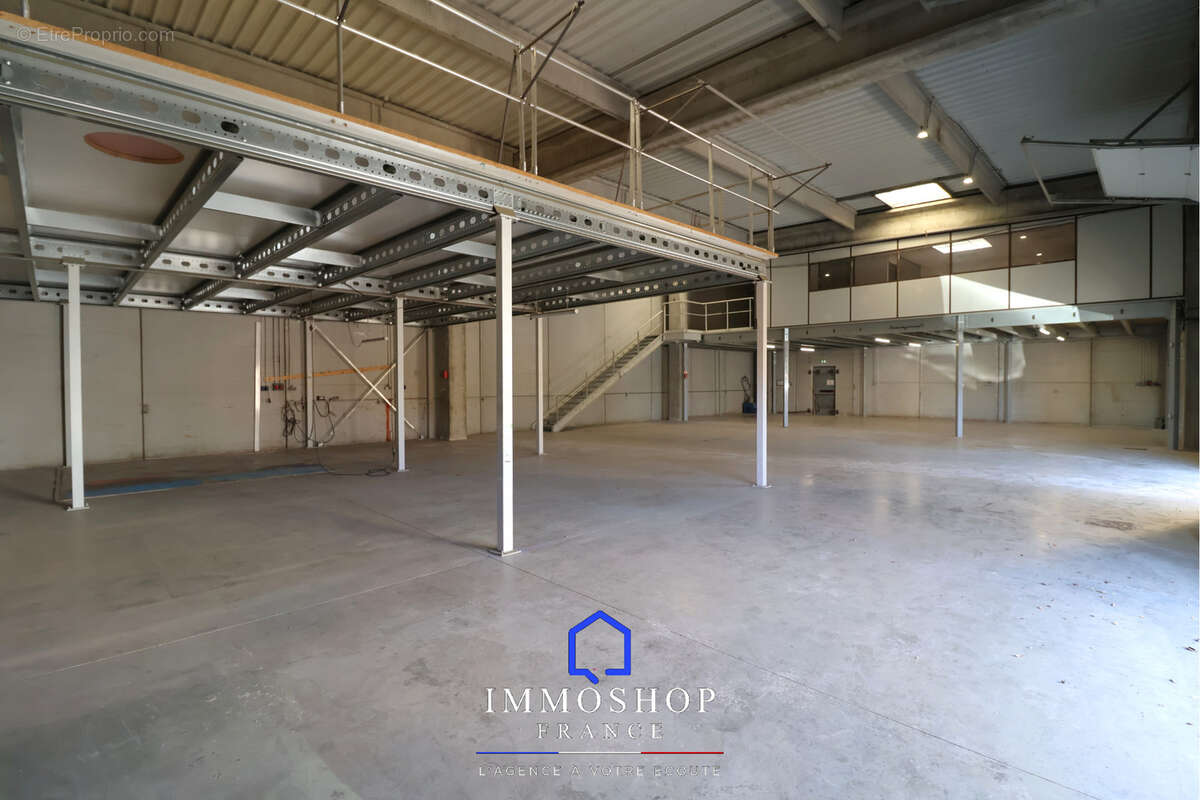 Entrepot + bureau 814 m2 pertuis 84120 - photo 6