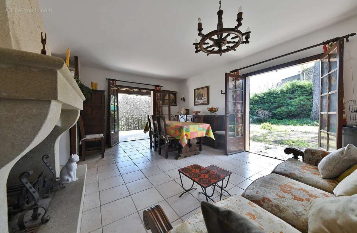 Maison sur terrain 2300m², rafraichissement à prévoir - photo 12