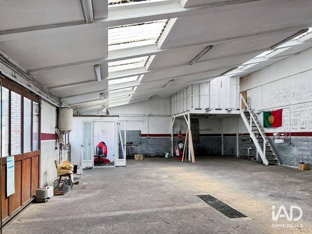 Photo 1 - Commerce à MOISSY-CRAMAYEL