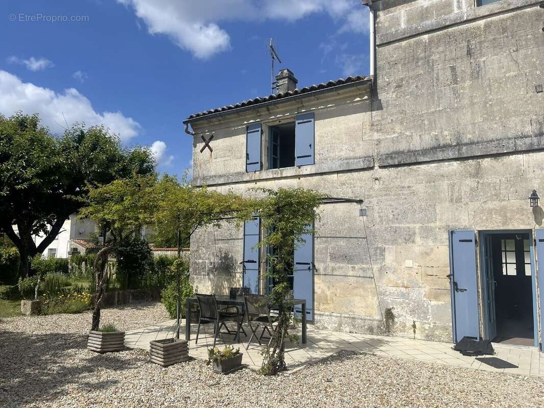 Maison à SAINT-MEME-LES-CARRIERES