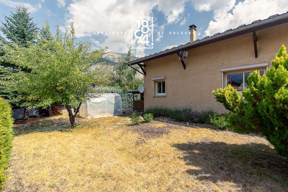 2 Maison T7 à vendre Enchastrayes 04 (04400)  128 m²  Terrasse, Garage, Carport, Jardin  - photo 26