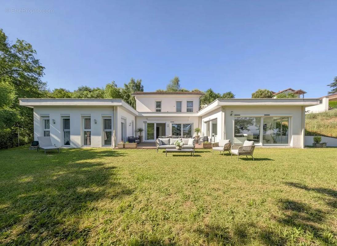 Maison à SAINT-CYR-DE-FAVIERES