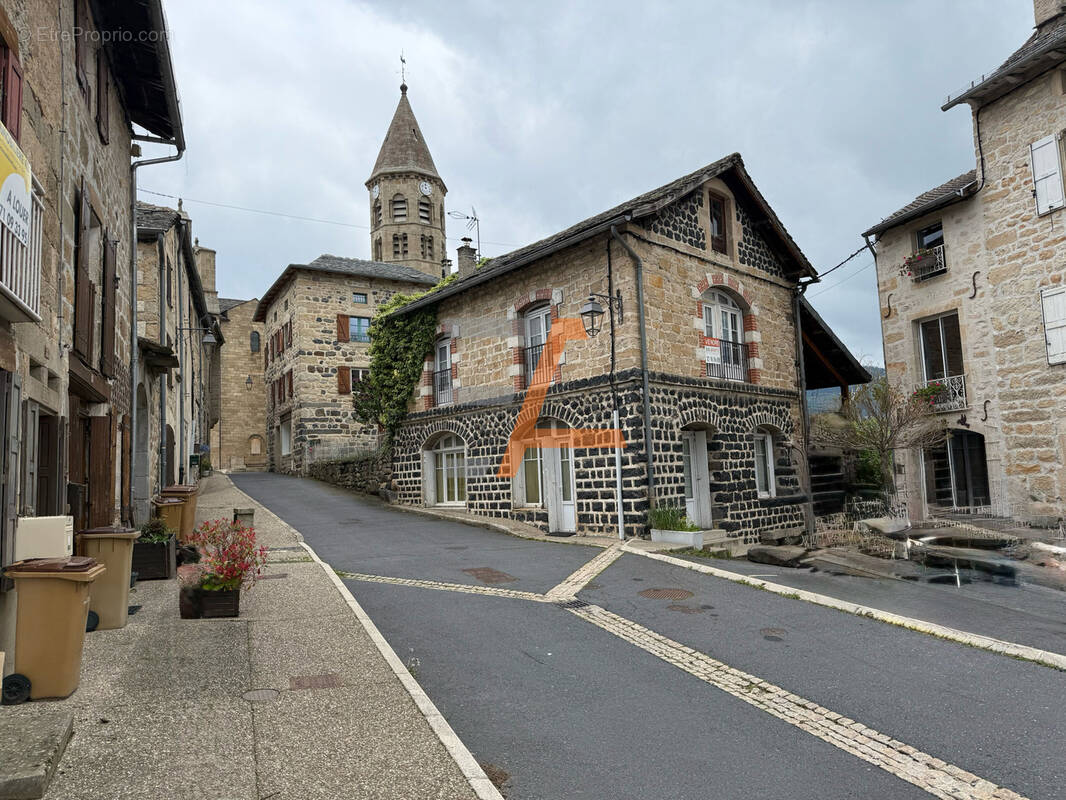 Maison à SAINT-JULIEN-CHAPTEUIL
