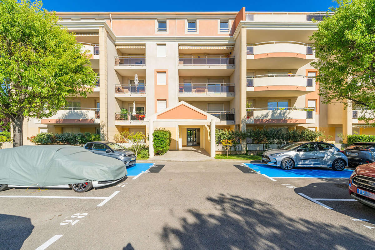 À vendre - Appartement 3 pièces avec terrasses, vue et parking, secteur saint mitre - photo 5