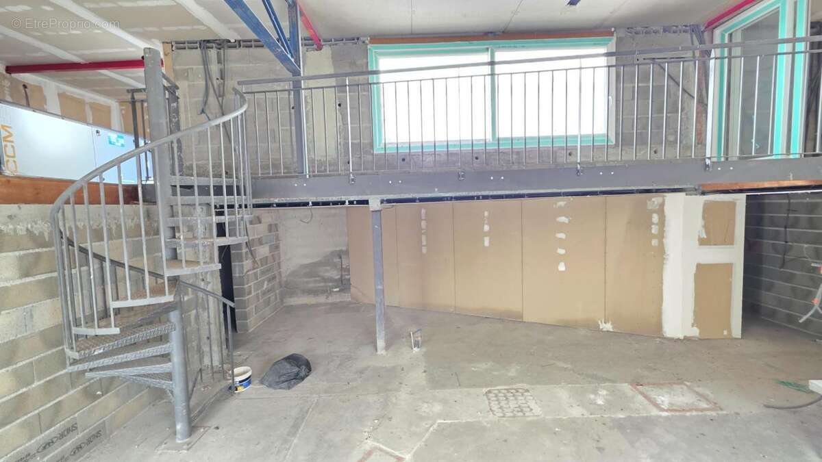 Loft d'exception en cours d amenagement - volumes uniques et potentiel infini avec ses dependances - photo 9