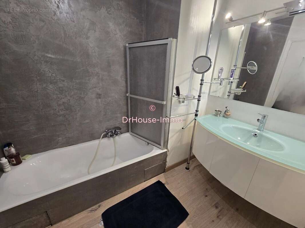 Appartement à SAINT-LAURENT-DU-VAR