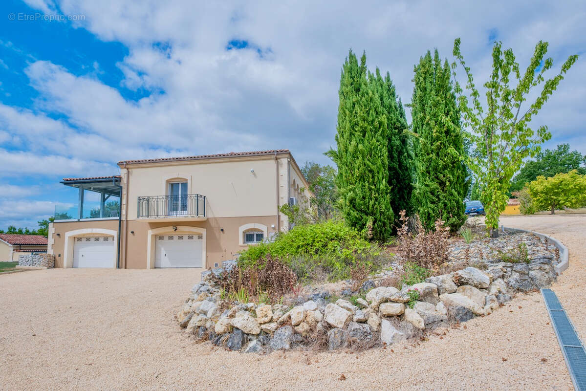 Maison de prestige d'environ 423m2 avec vue panoramique, piscine, gîte indépendant de 80m2 et prestations haut de gamme dans le  - photo 17