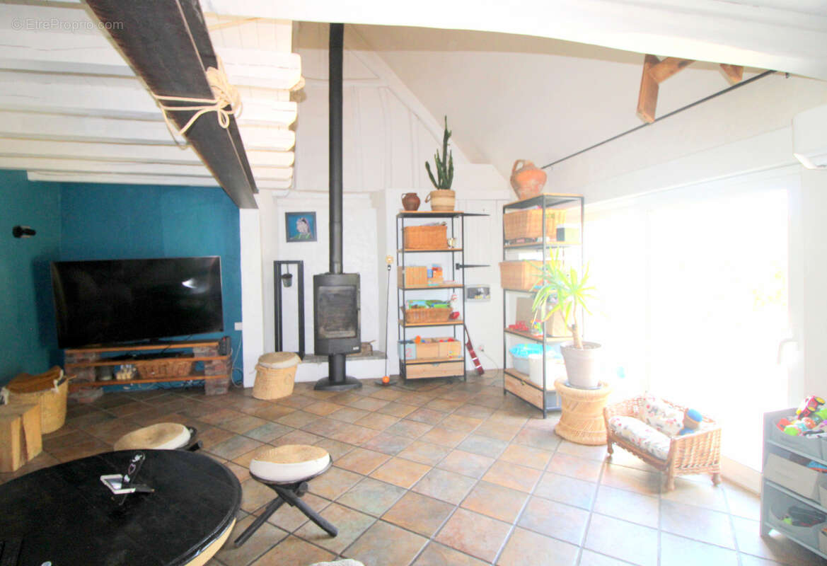 Entre Dreux et Villemeux-sur-Eure, longère de 6 pièces sur un jardin clos d'env. 570 m2. - photo 9