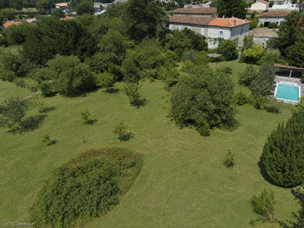 Belle Maison Sur Un Parc de 4843m² Avec Piscine - photo 3