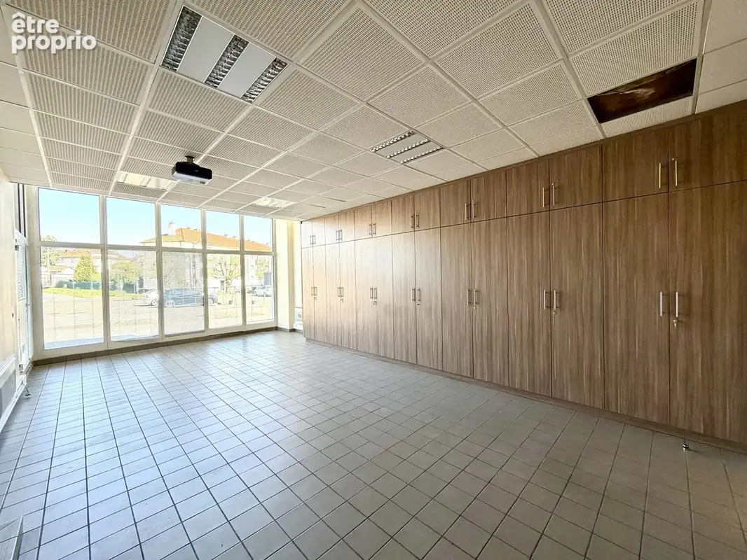 Immeuble commercial polyvalent aux portes de la frontière. - photo 3