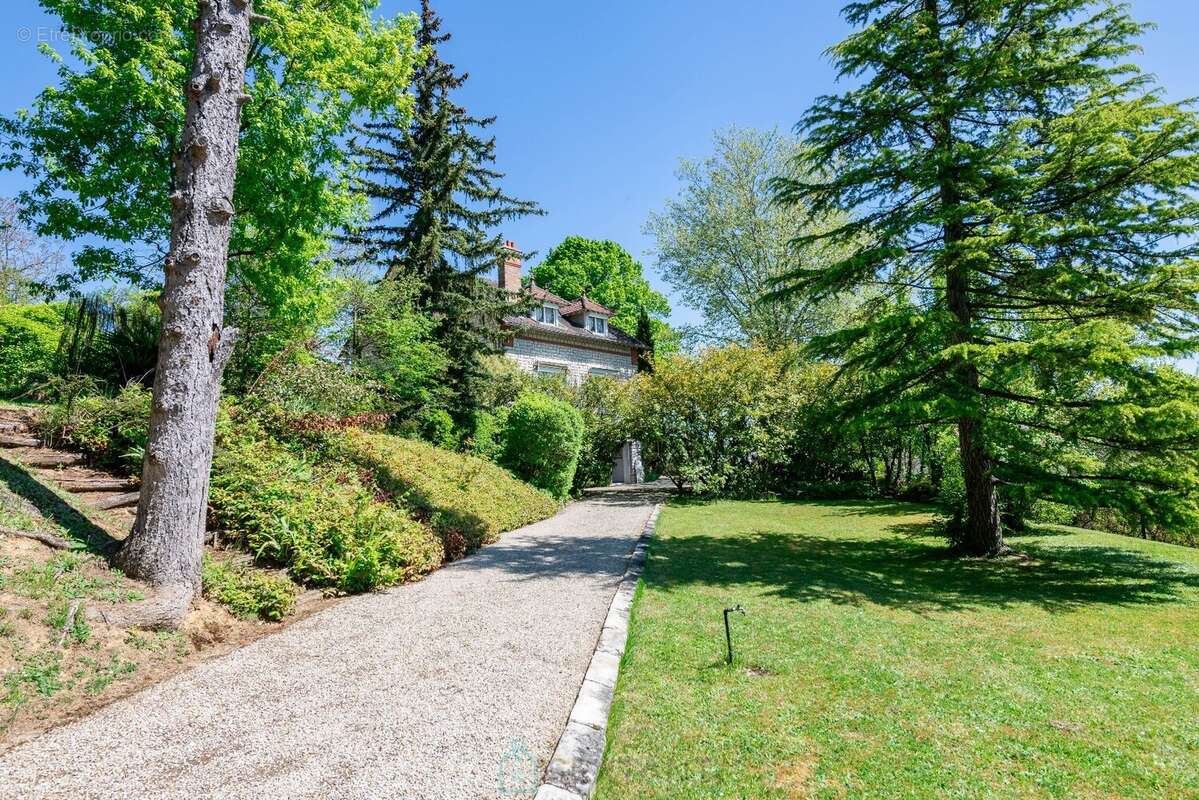 Voici une propriété au calme et à proximité de tout ! - photo 3