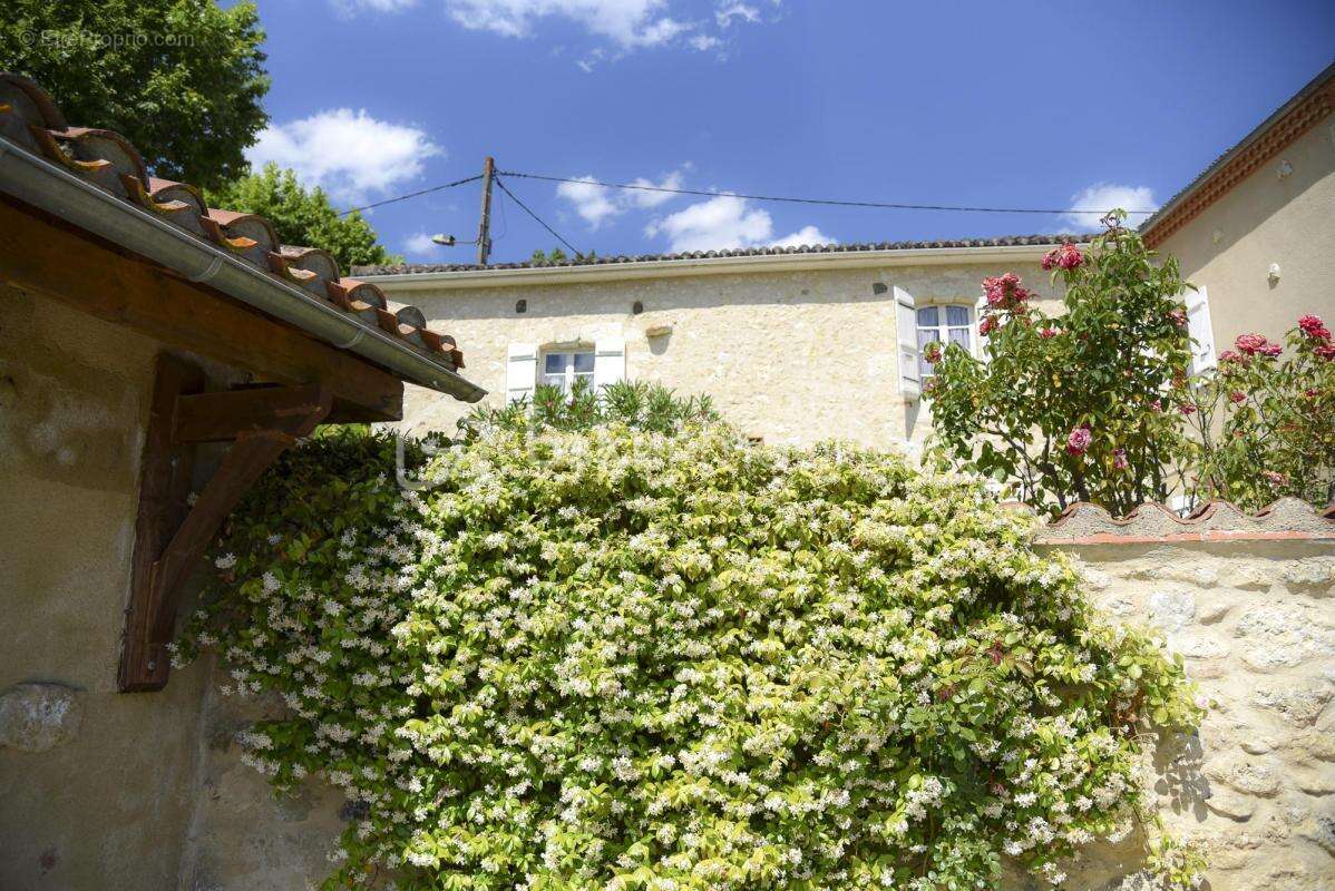 Ensemble immobilier de caractère en pierres 490m² avec activité locative rentable - photo 16