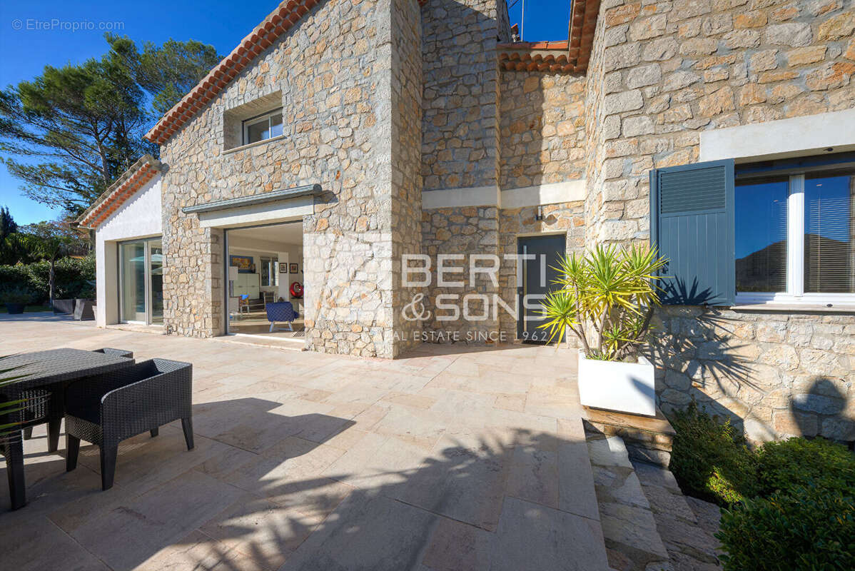Exclusivite - mandelieu produit rare !  villa 6 pieces en pierre rénovée - quartier recherché - photo 8