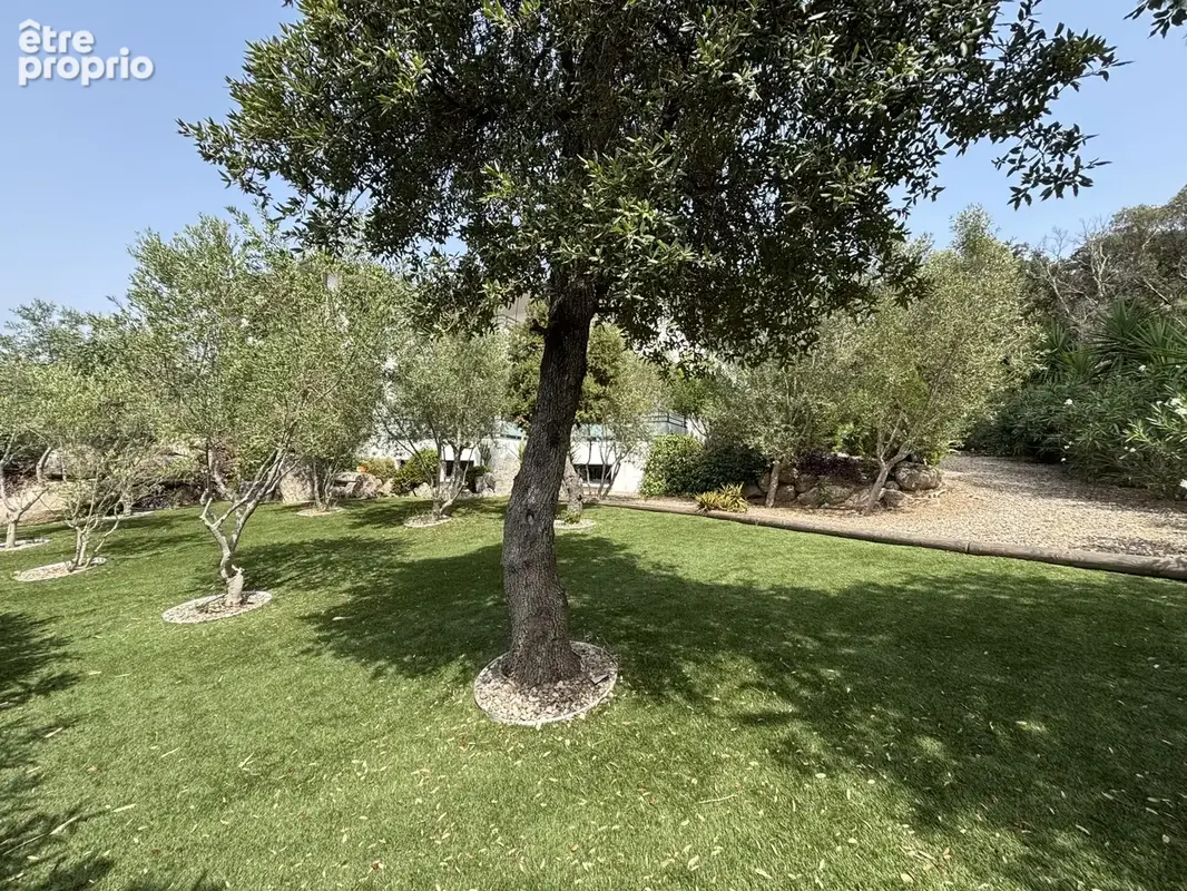 Appartement de 114m2 sur 2 niveaux  avec jardin aménagé dans résidence sécurisée avec piscine - photo 4