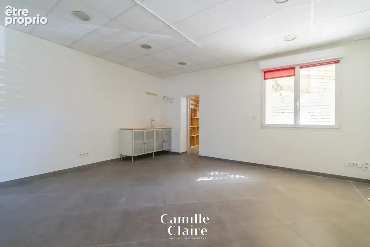 Local professionnel 142m2 + 3 stationnements + cour privative - photo 5