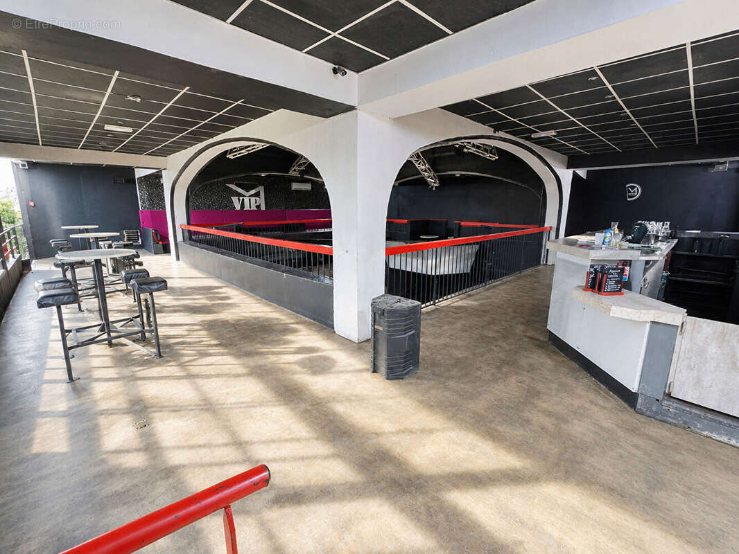 Bâtiment avec nombreux parkings sur terrain clos de 12000m² - photo 9