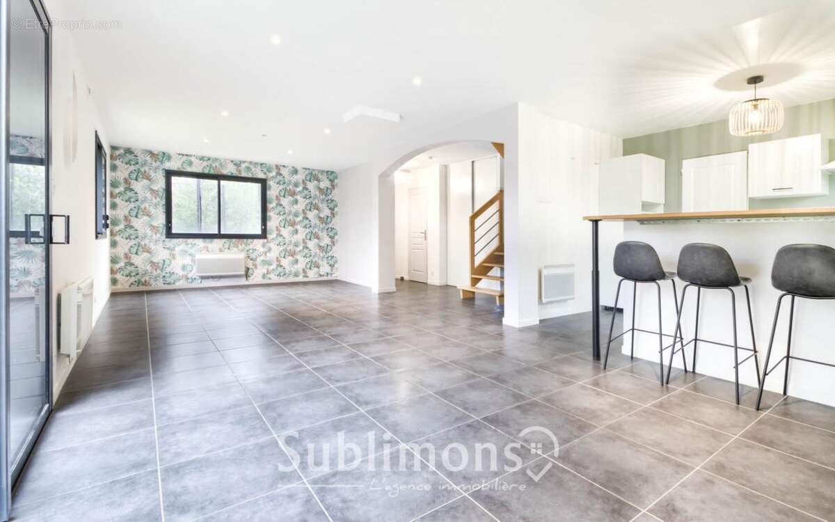 Maison à LA TRINITE-SURZUR