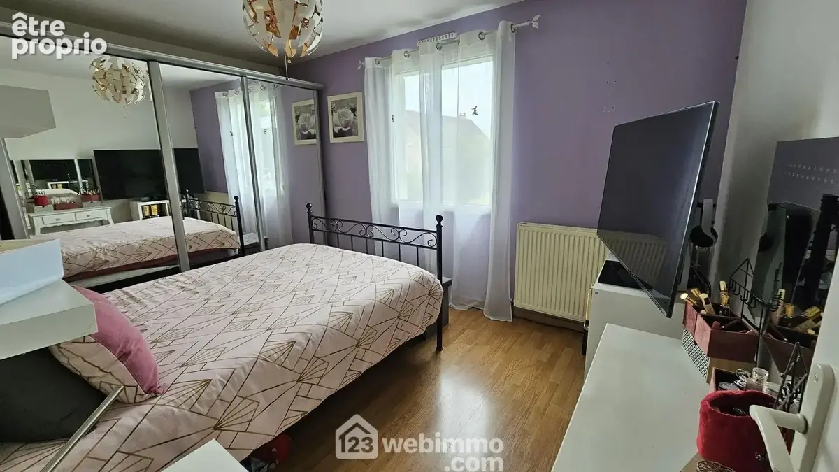 La chambre parentale de 12 m² parquetée.