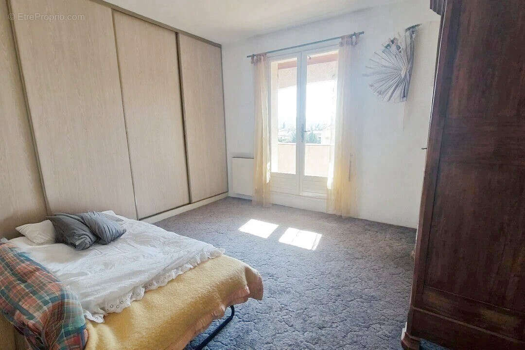 Maison à SAINT-JULIEN-LES-ROSIERS