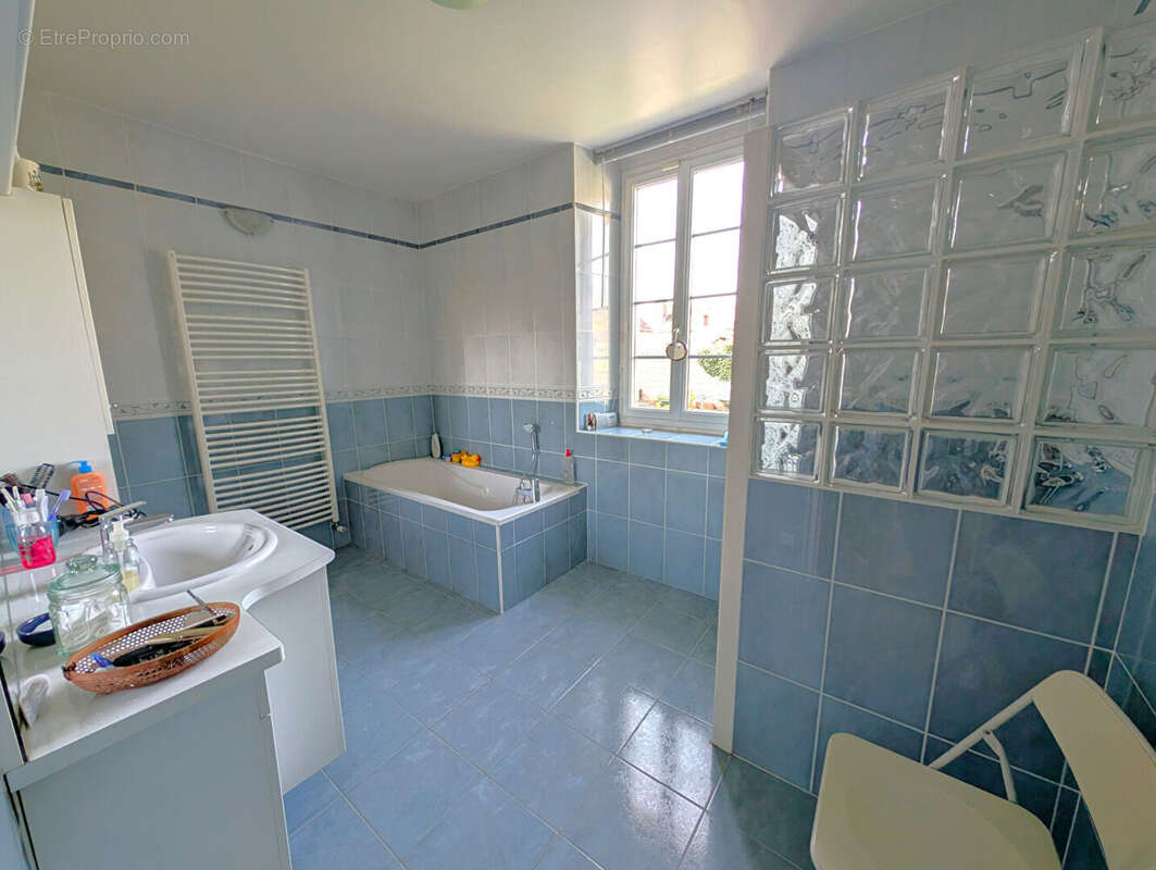 Maison à AILLANT-SUR-THOLON