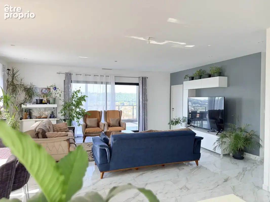Maison 7 pièces de 164 m2 avec un grand garage et une piscine. - photo 2