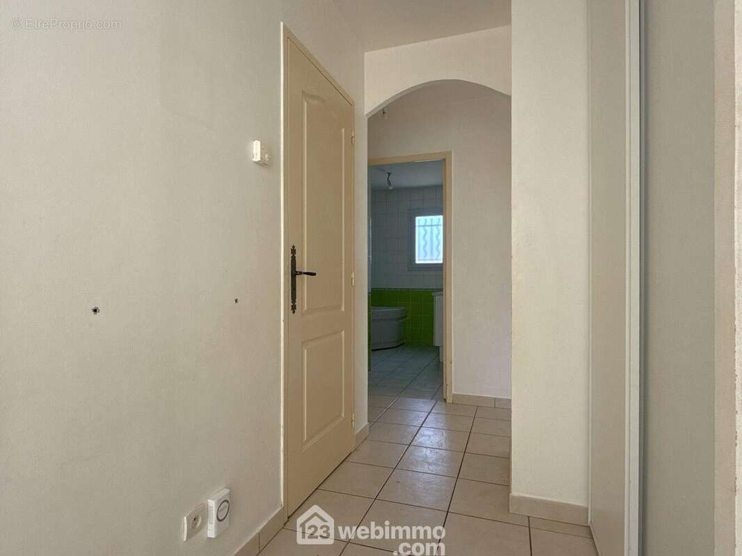 De l'autre côté de l'entrée, - Maison à QUINCAY