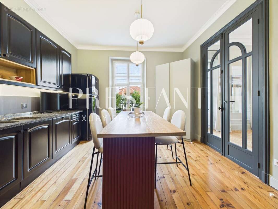 Appartement rare 149 m² avec terrasse, ascenseur, parking Quartier Impérial, près de lHôtel du Palais et de la Grande Plage   - photo 24