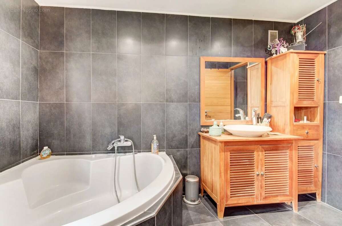 Appartement à TOURRETTE-LEVENS