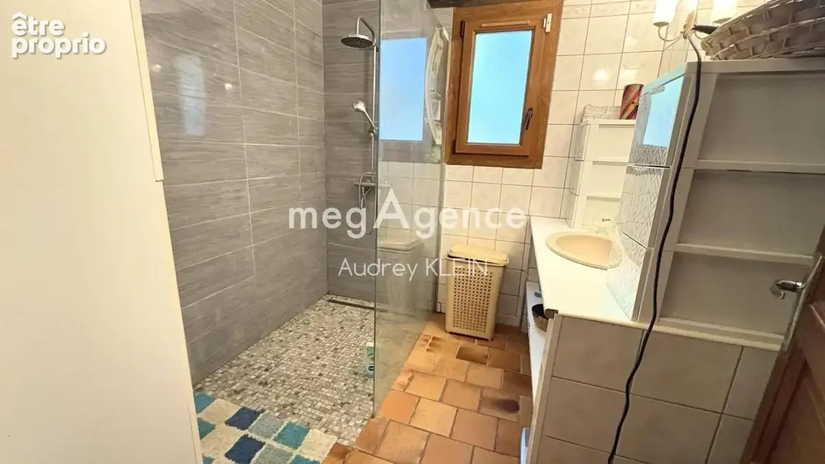 Maison familiale de 216 m² avec 5 chambres, véranda chauffée et terrain clos de 2 478 m² - photo 10