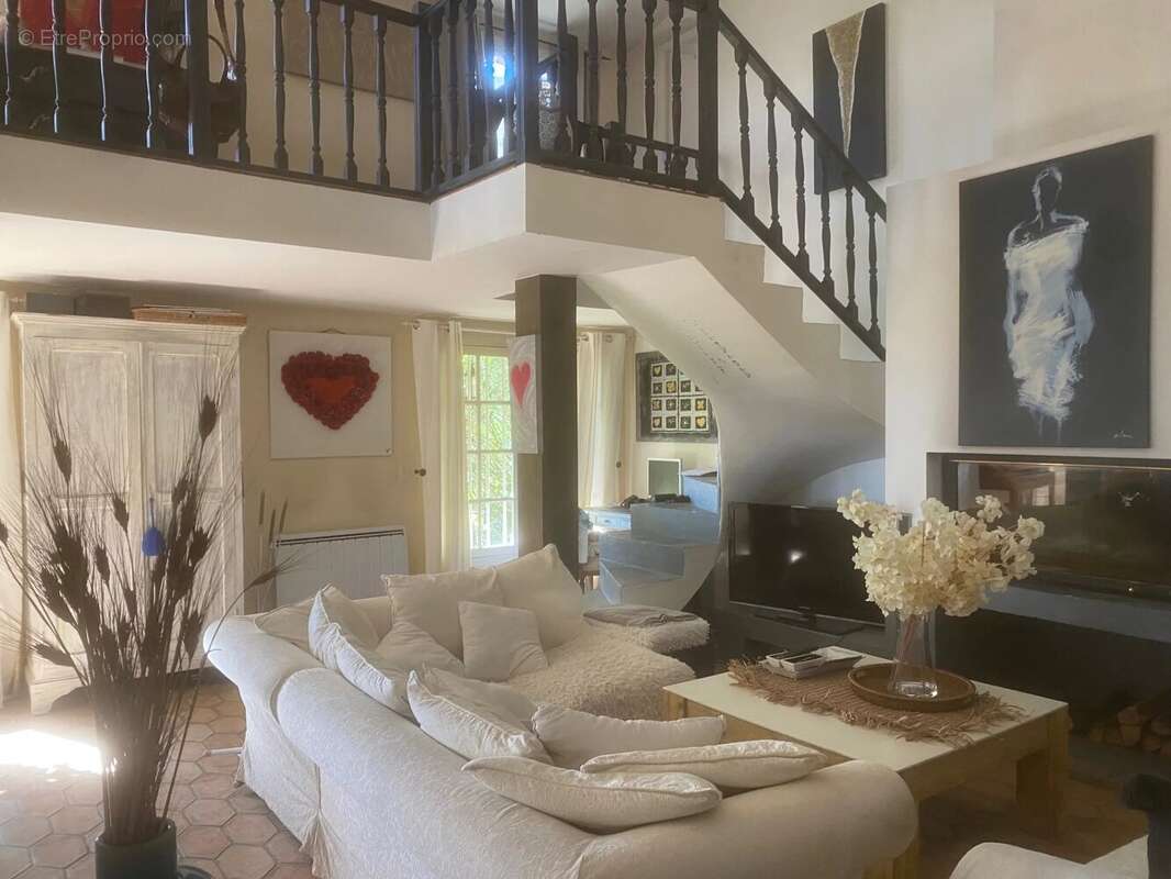 Maison à CHATEAUNEUF-GRASSE