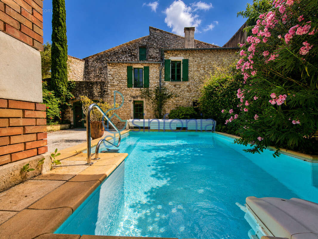 Demeure de caractère : 294 m2 habitables + 125 m2 de potentiel brut sur l'axe Nîmes/Uzès/Alès - photo 2