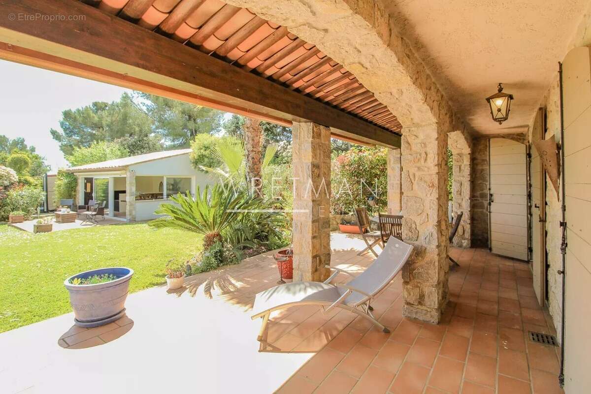 Magnifique villa familiale de 6 chambres, belle piscine et pool house, vues panoramiques à couper le souffle - Peyminade - photo 25