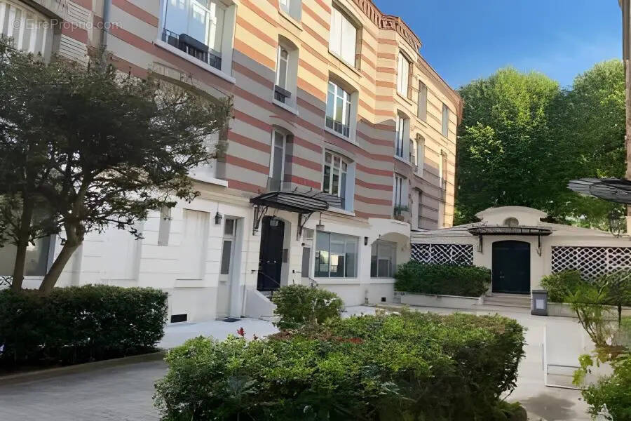 Commerce à NEUILLY-SUR-SEINE