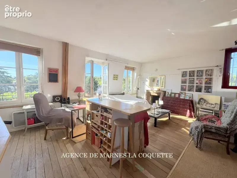 Marnes-la-coquette. Village. - photo 2