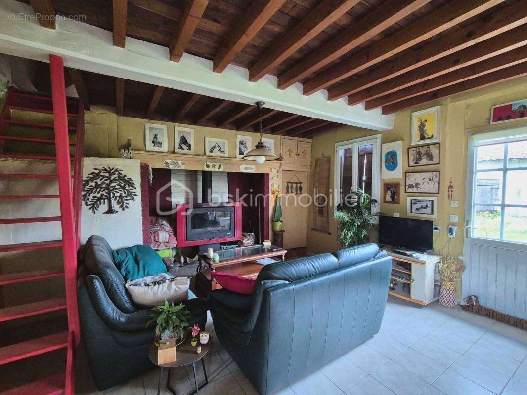Maison de plain – pied à fort potentiel – Terrain 5000 m² – Dépendance – Grange – Garages – Cave – Piscine – Environnement calme - photo 4