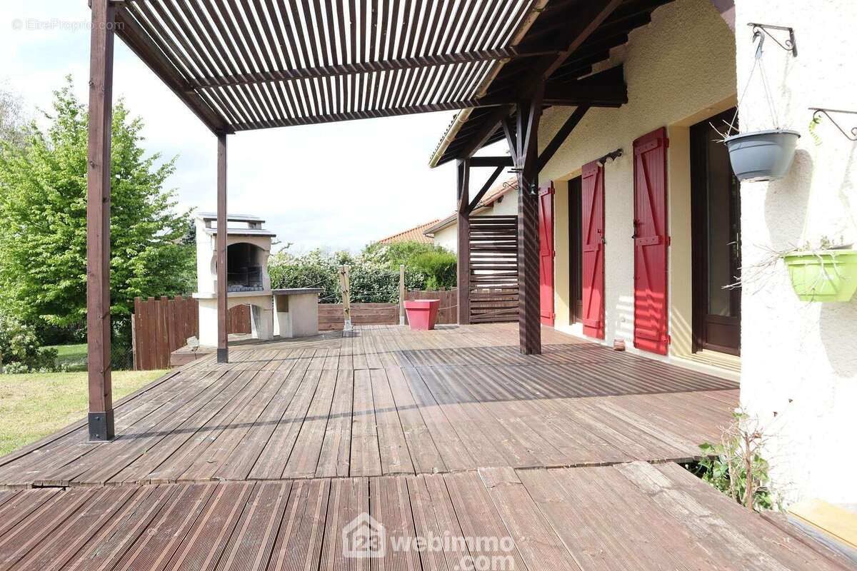 ... ouvrant sur la grande terrasse bois de 45 m2 avec barbecue. - Maison à LA VILLEDIEU-DU-CLAIN