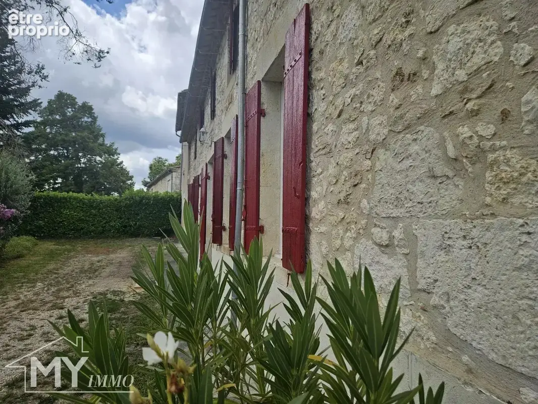 St Antoine de Breuilh : Maison en pierre de 1855 avec dépendances et jardin clos – Cadre paisible - photo 3
