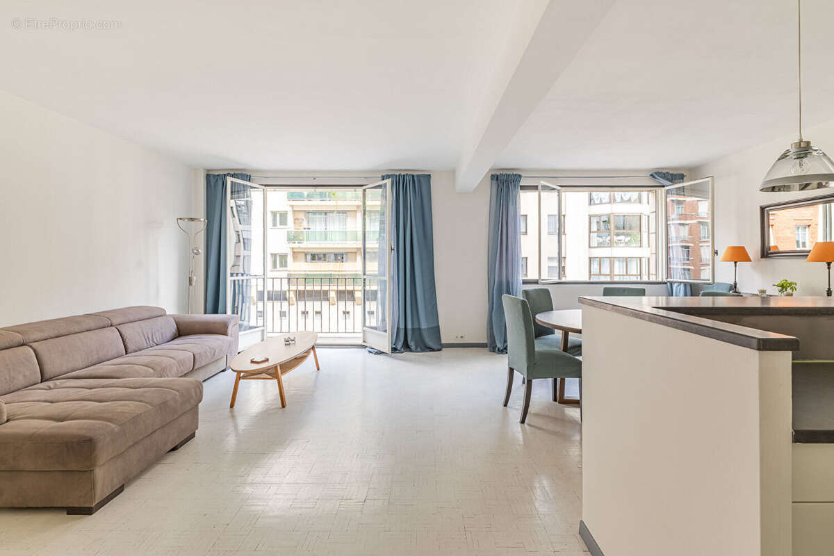 Appartement à PARIS-16E