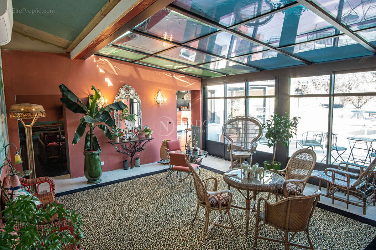 Propriété d'exception à vendre avec vue sur le château de Lagnes . - photo 5