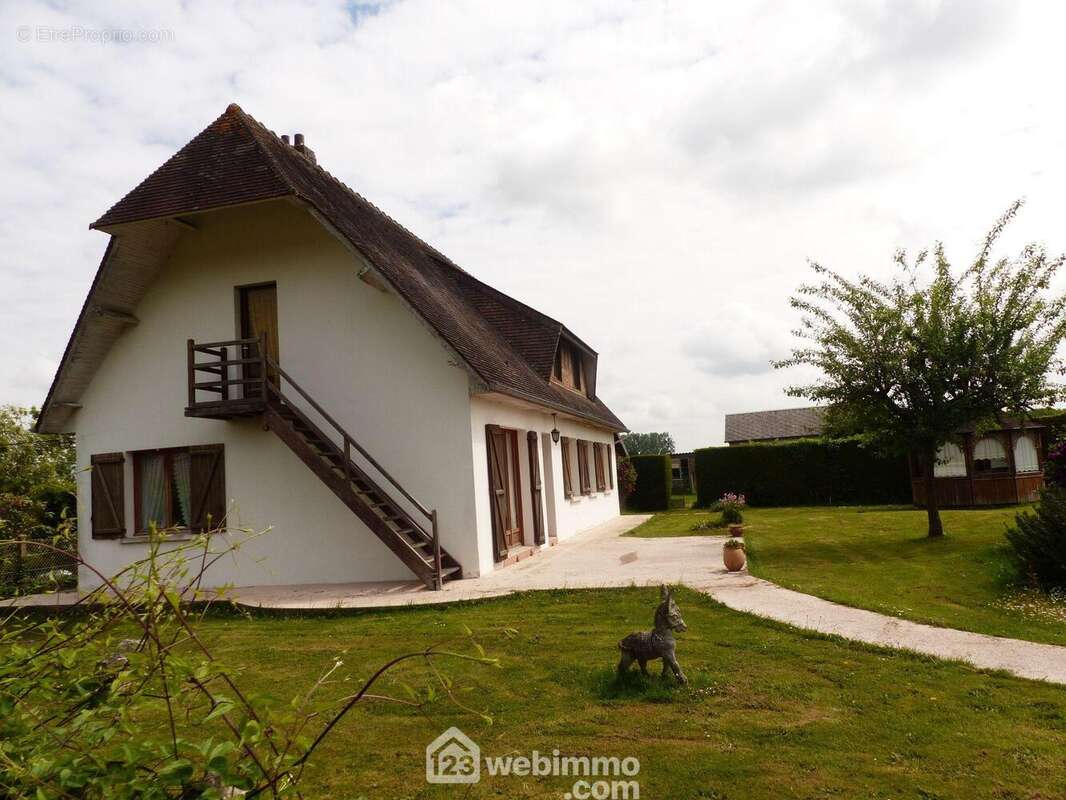 Sur un terrain de 1200 m2. - Maison à FONTAINE-LE-BOURG
