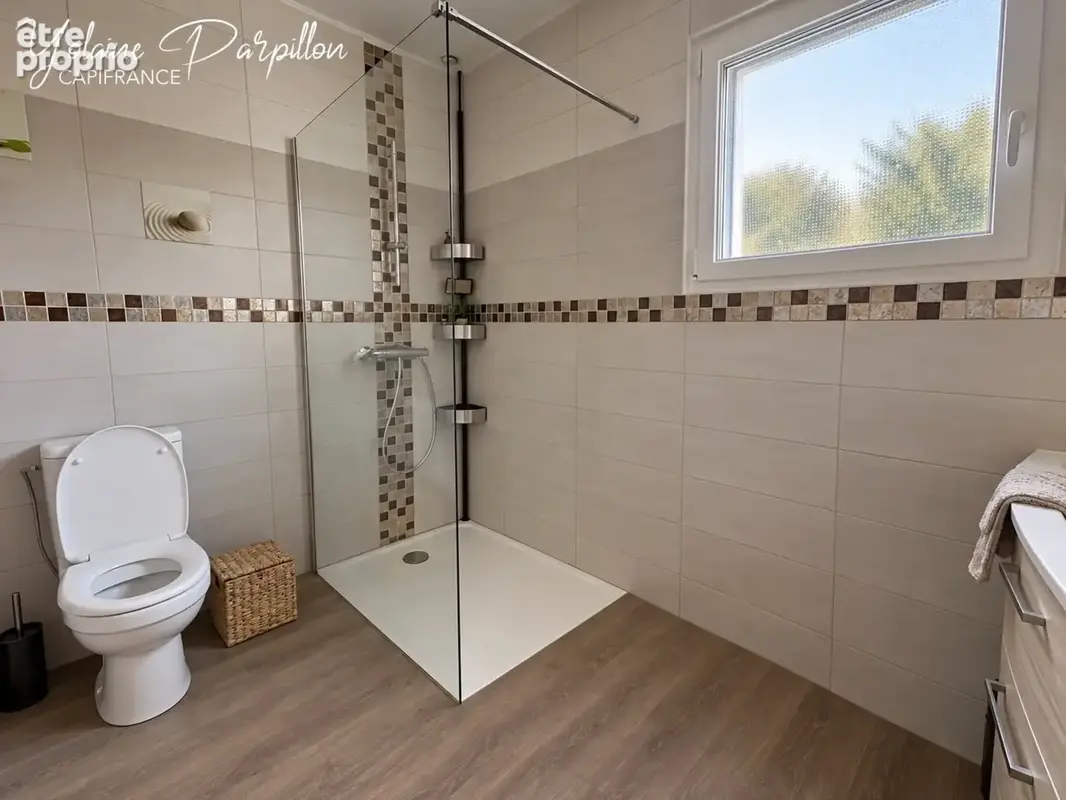Maison de plain-pied offrant 4/5 chambres avec piscine sur 2000 m² aux BROUZILS (85) - photo 10